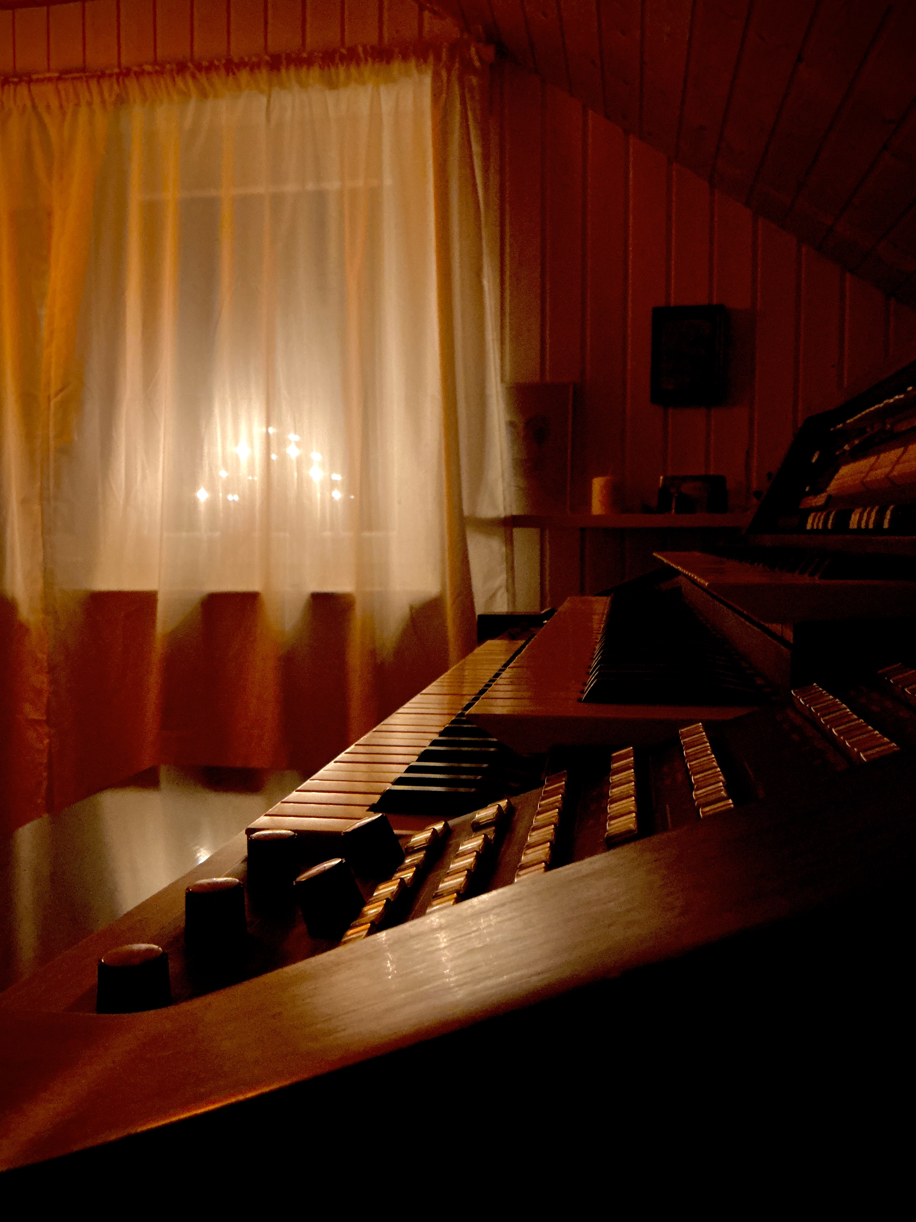 Jazzorgel im warmen Licht des Studios